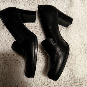 Loafer black shoes. Has not noticeable flaws. Used little.